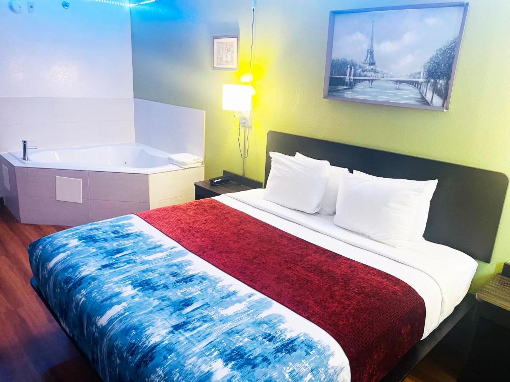 Deluxe Suite with Spa Bath interior